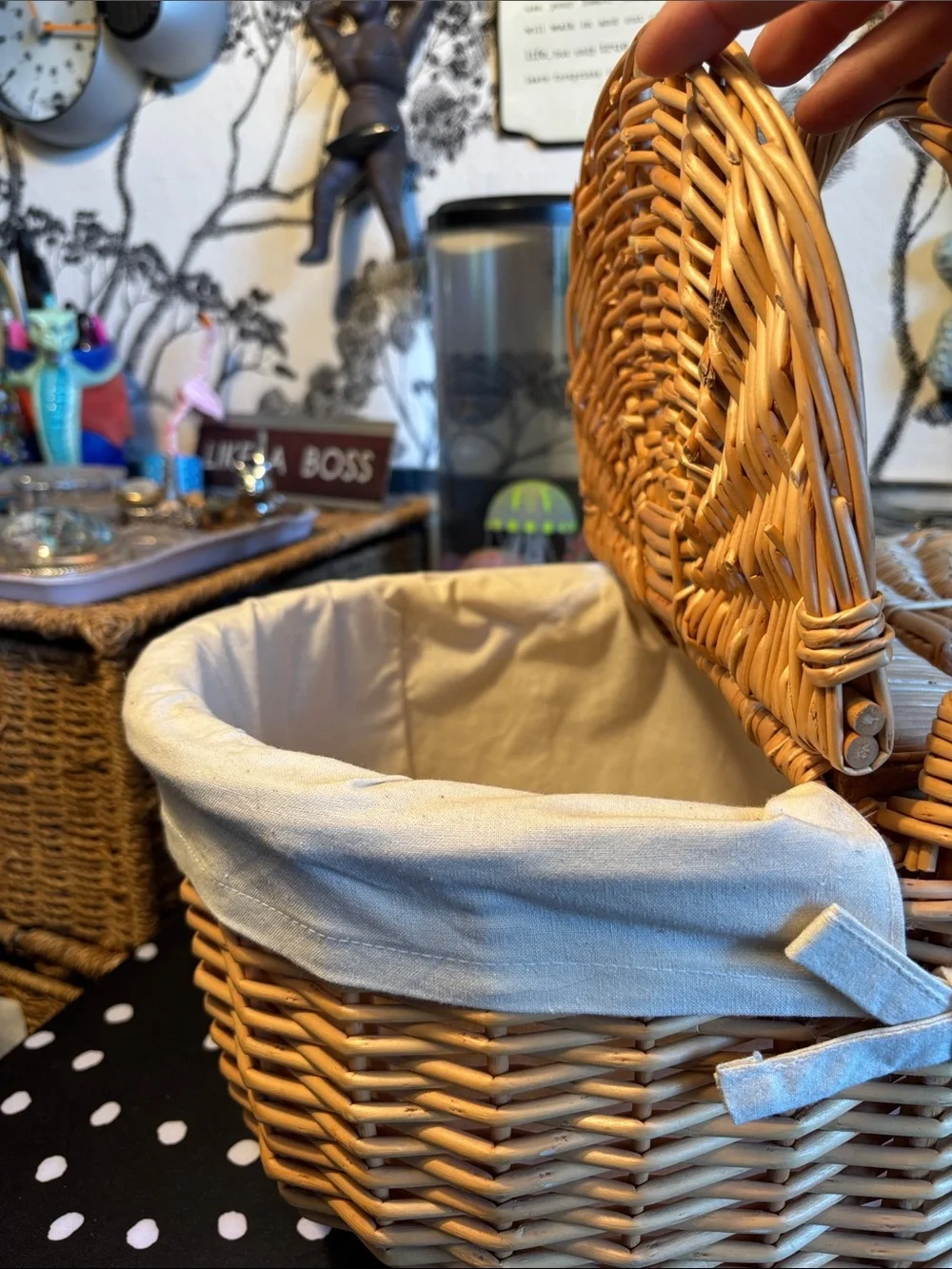 EUC hand-woven wicker picnic basket features a double-lid design and a white fab